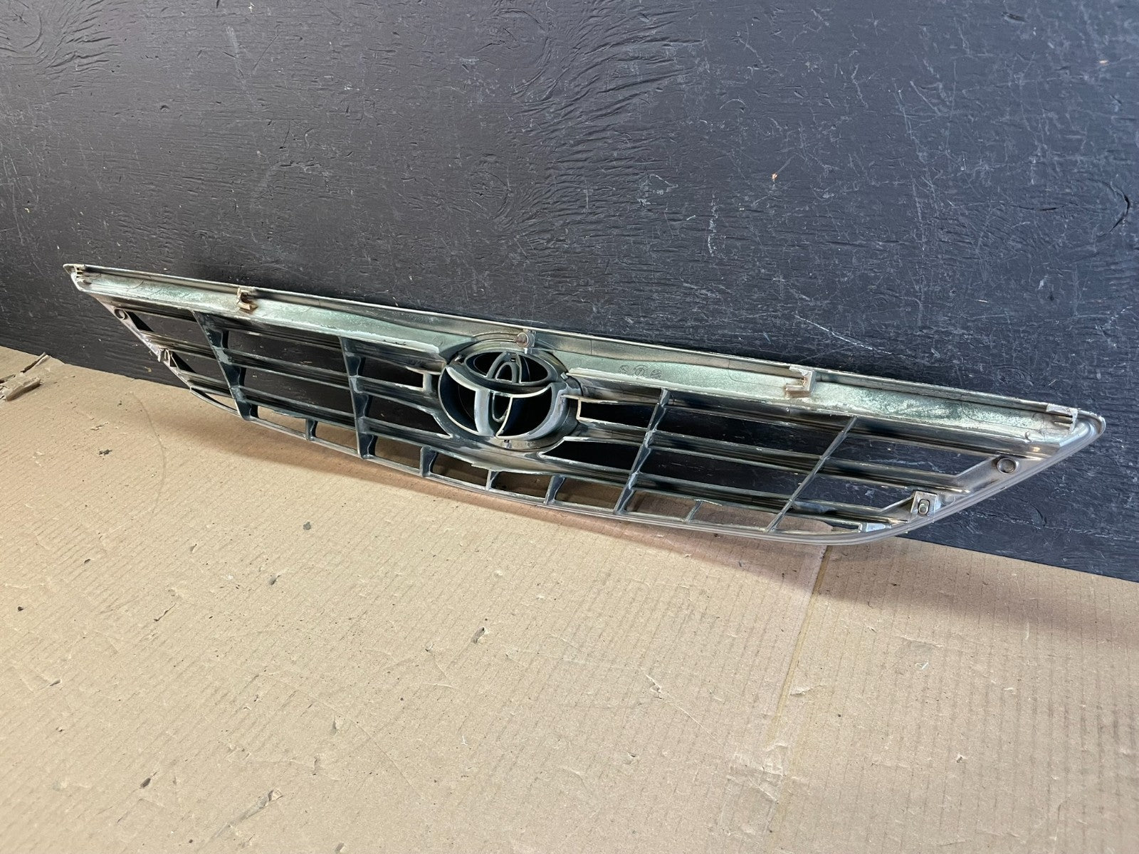 2005 to 2006 Toyota Camry Front Upper Grill Grille AE3645 DG5