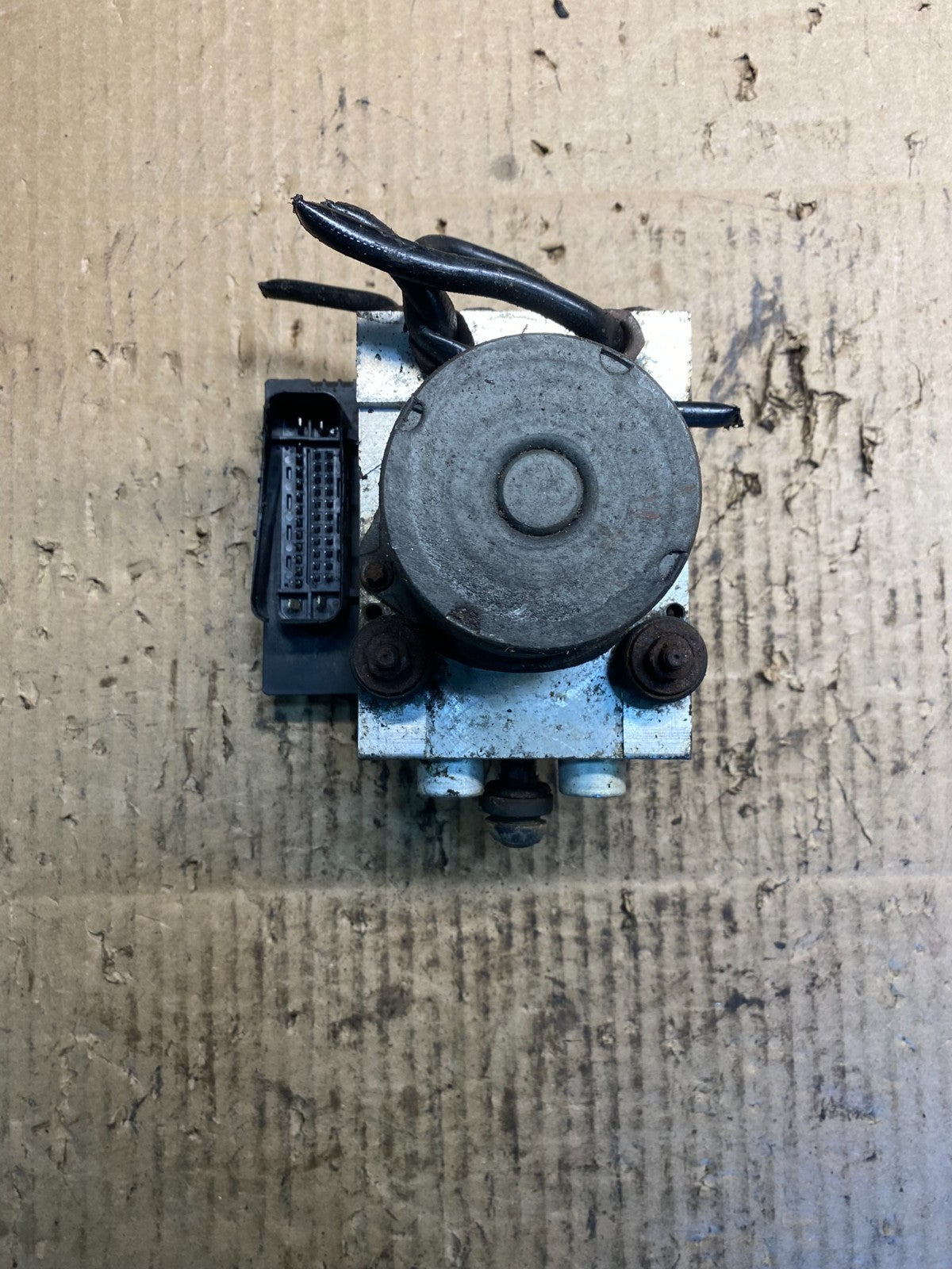 2009 to 2014 Cadillac Escalade ABS AntiLock Brake Pump Control 22910906 AB35105