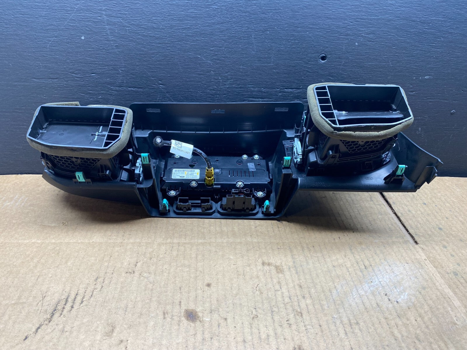 2020 to 2023 Ford  Explorer Console Radio Display Screen Air Vents D2125 DG1 Oem2