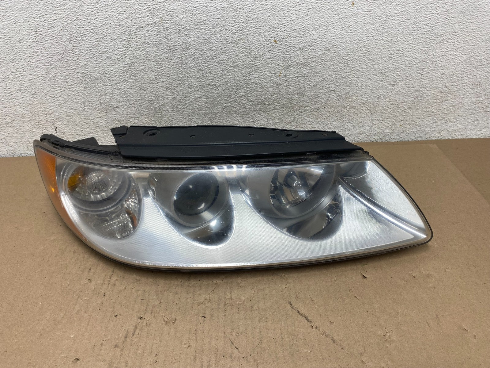 2006 to 2010 Hyundai Azera Right Passenger Side Halogen Headlight AG5795 DW0