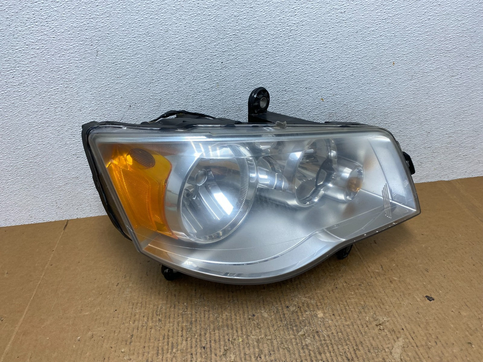 2011 to 2016 Chrysler Town and Country Right Passenger Headlight AE1674 DW0