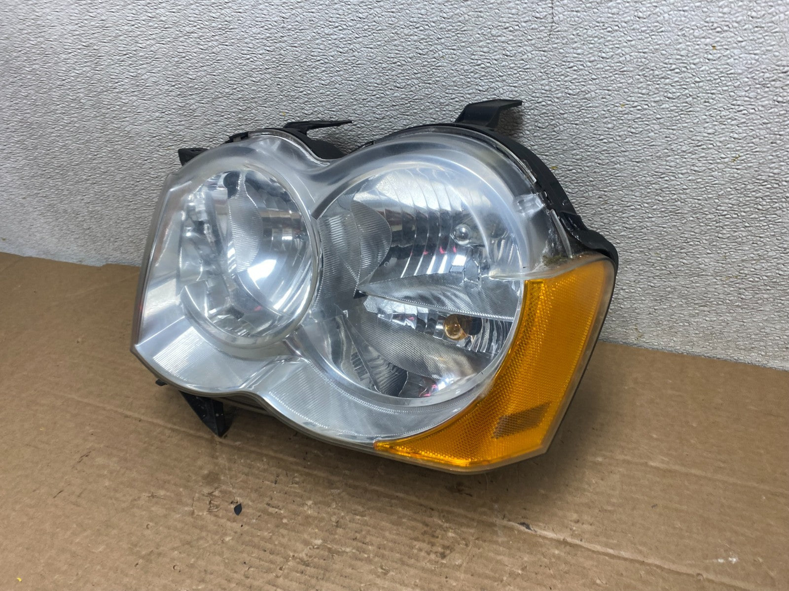 2008-2010 Jeep Grand Cherokee Left LH Driver Side Halogen Headlight Z2671 DW1
