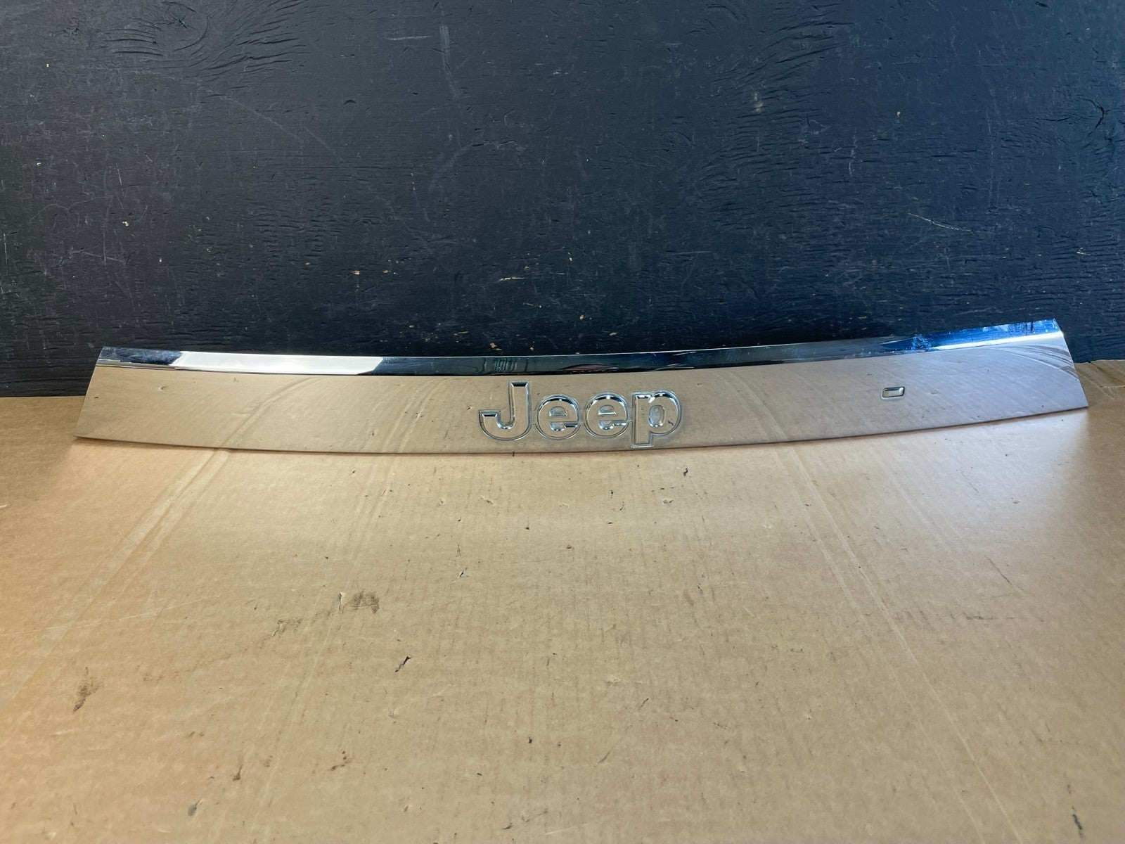 2011-2013 Jeep Grand Cherokee Liftgate Garnish Molding Trim W/O Camera AE8380 DG0