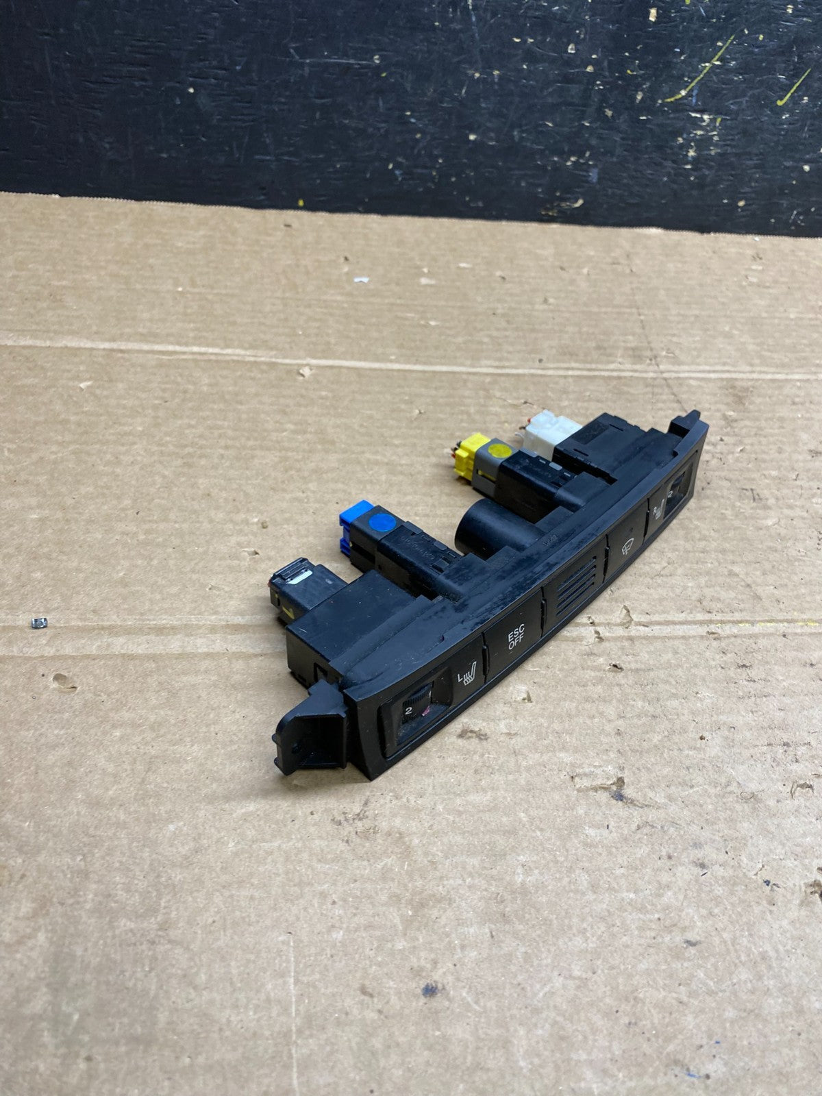 2006 - 2012 Kia Sedona Entourage Heated Seats ESC OFF Switches Panel W9462 DG1