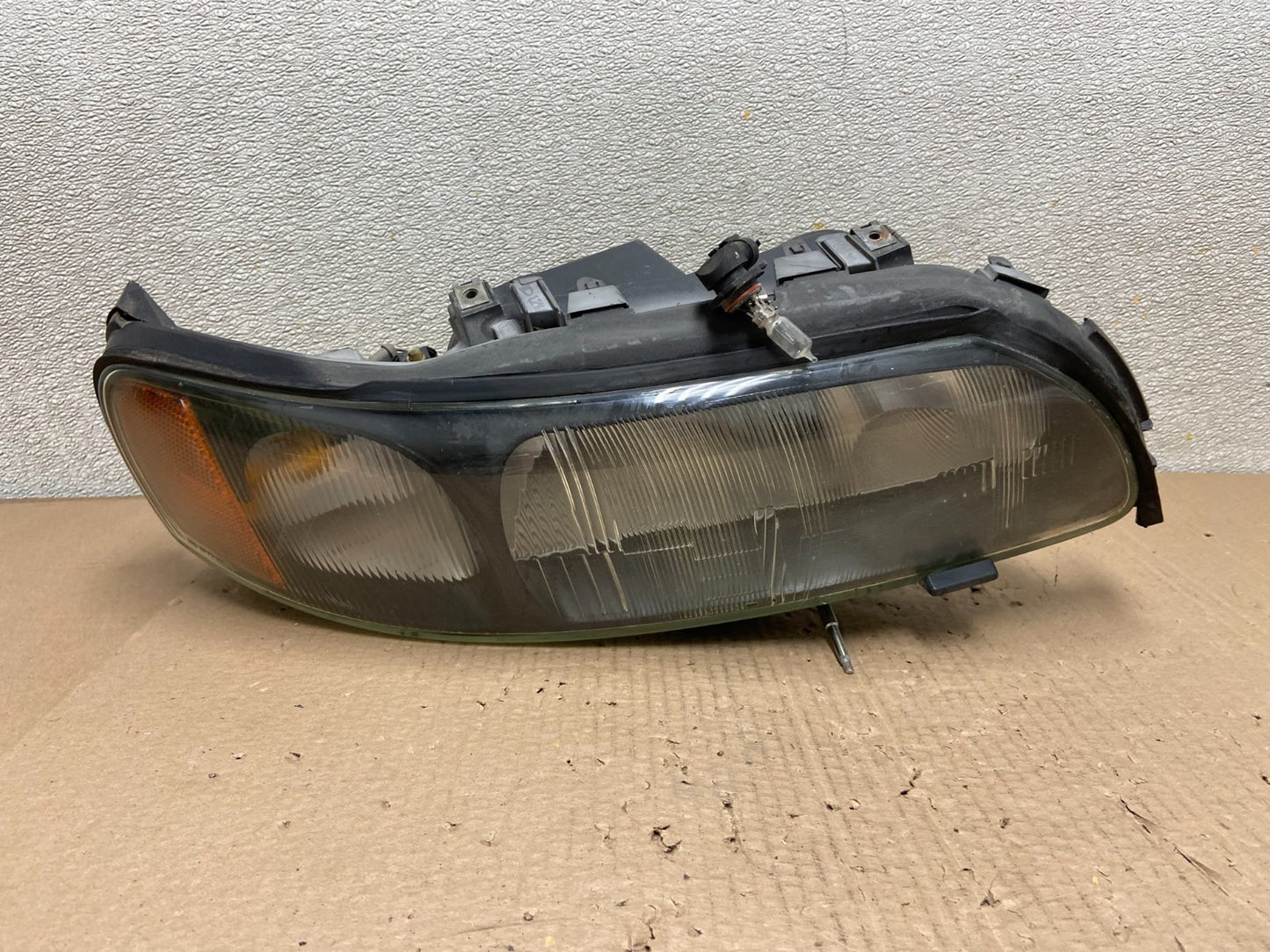 2001 2002 2003 2004 Volvo V70 XC70 Right Passenger Rh Headlight OEM AB2531 DW0