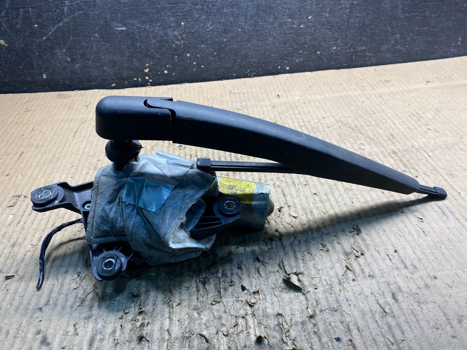 2011 to 2019 Ford Explorer Rear Windshield Wiper Motor OEM y1443 DG1