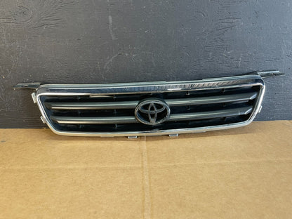 2000 to 2001 Toyota Camry Grille Chrome Shell w/ Black Insert AE08120