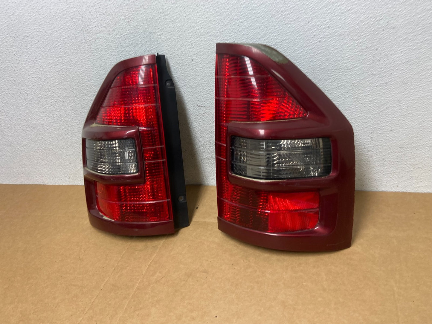 2001-2002 Mitsubishi Montero Left+Right Set Tail Lights AD4416 DG1