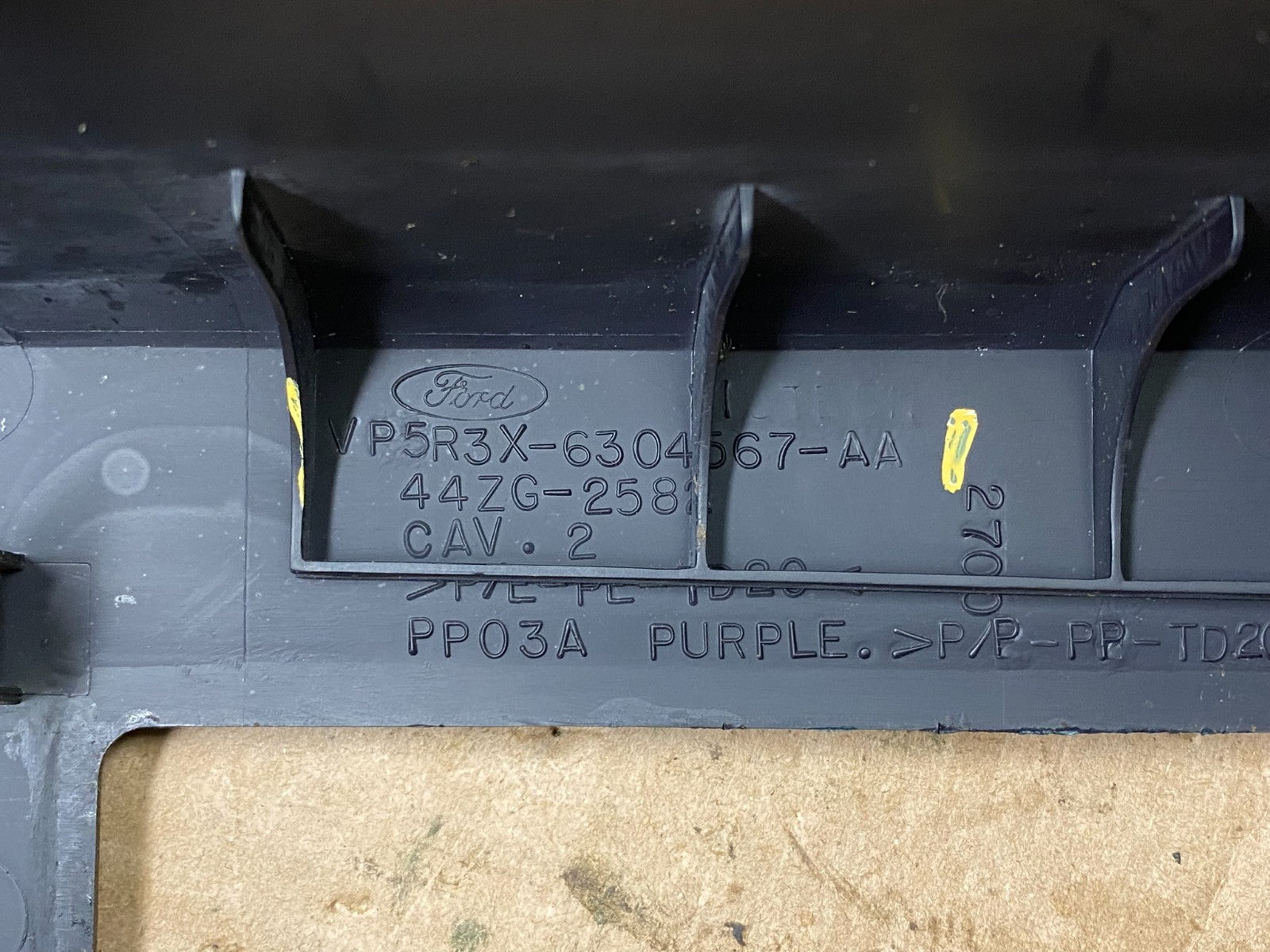 2005 to 2009 Ford Mustang Center Console Shifter Trim W/ Cup Holder z1916 DG5