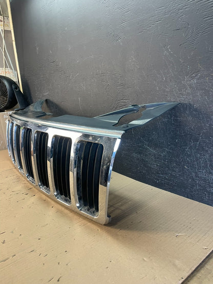 2005 to 2007 Jeep Grand Cherokee Front Upper Grill Grille Aftermarket AE0761 DG1