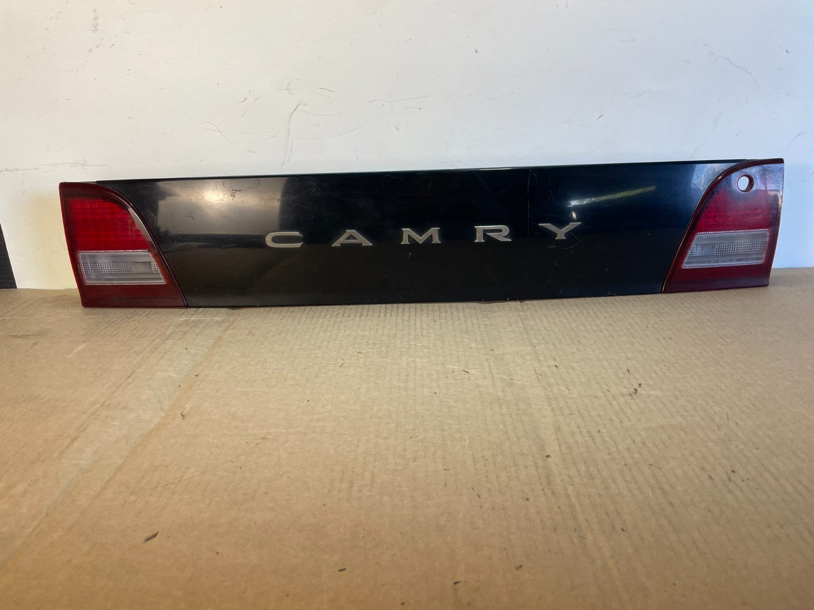 1995 1996 Toyota Camry Center Trunk Rear Tail Light AG7533 DG0