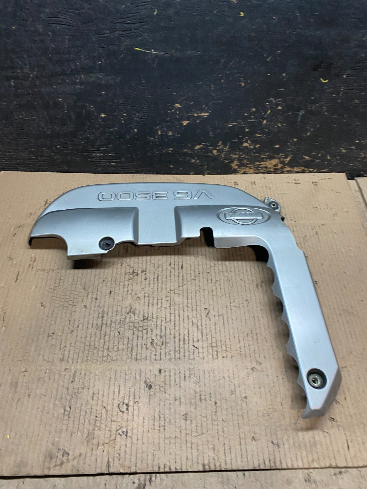 2001 to 2004 Nissan Pathfinder Engine Cover Ornament W5610 DG1