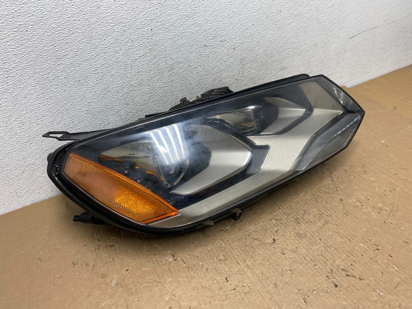 2011 - 2014 Volkswagen Touareg Right Passenger RH Xenon Headlight AD8828 DW2