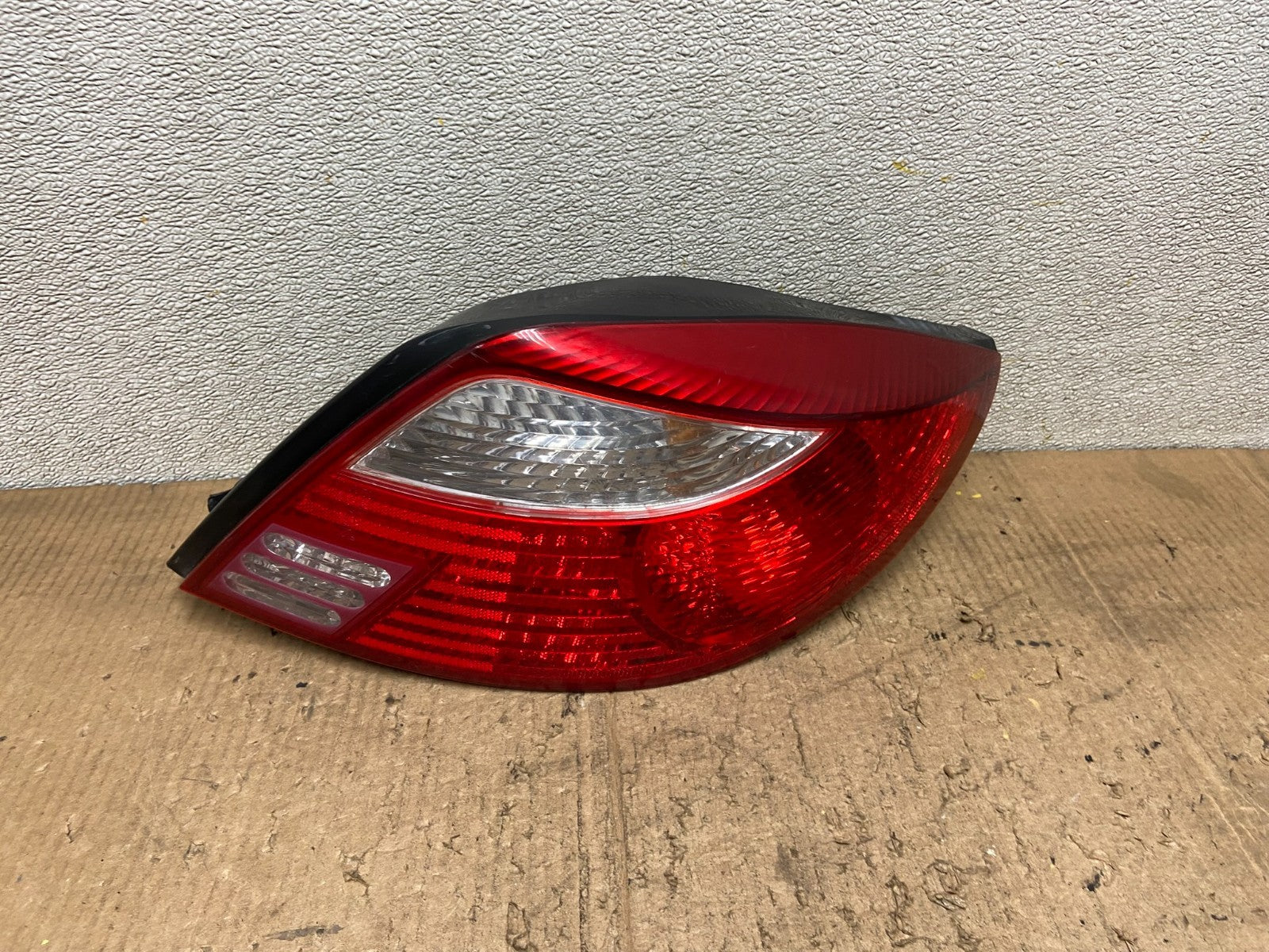 2000 to 2002  Kia Rio Sedan Right Passenger RH   Tail Light OEM AA8493 DG0
