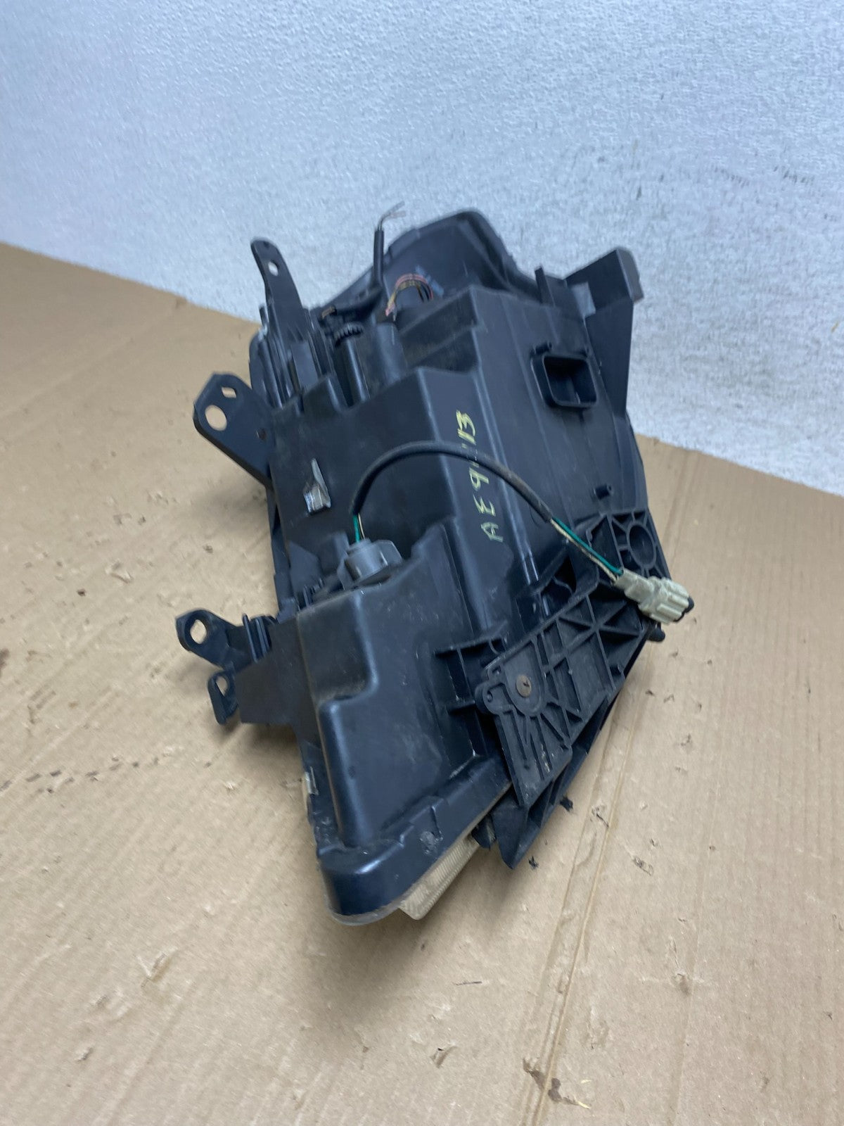 2008 to 2012 Nissan Versa Headlight Right Passenger Rh Side AE9013 DW8
