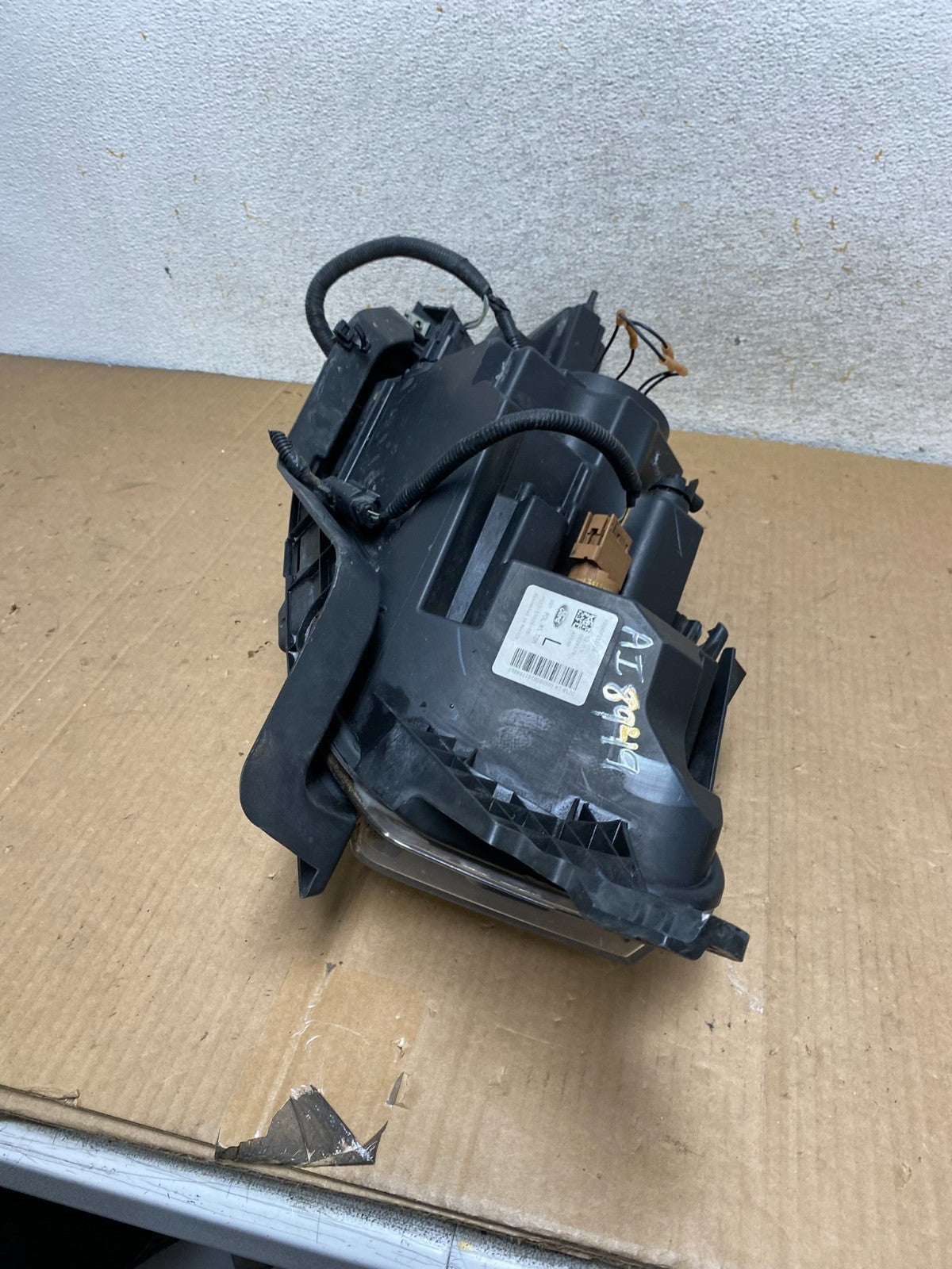 2013 to 2019 Ford Taurus Left Driver LH Side Headlight Halogen AI8949 DW7