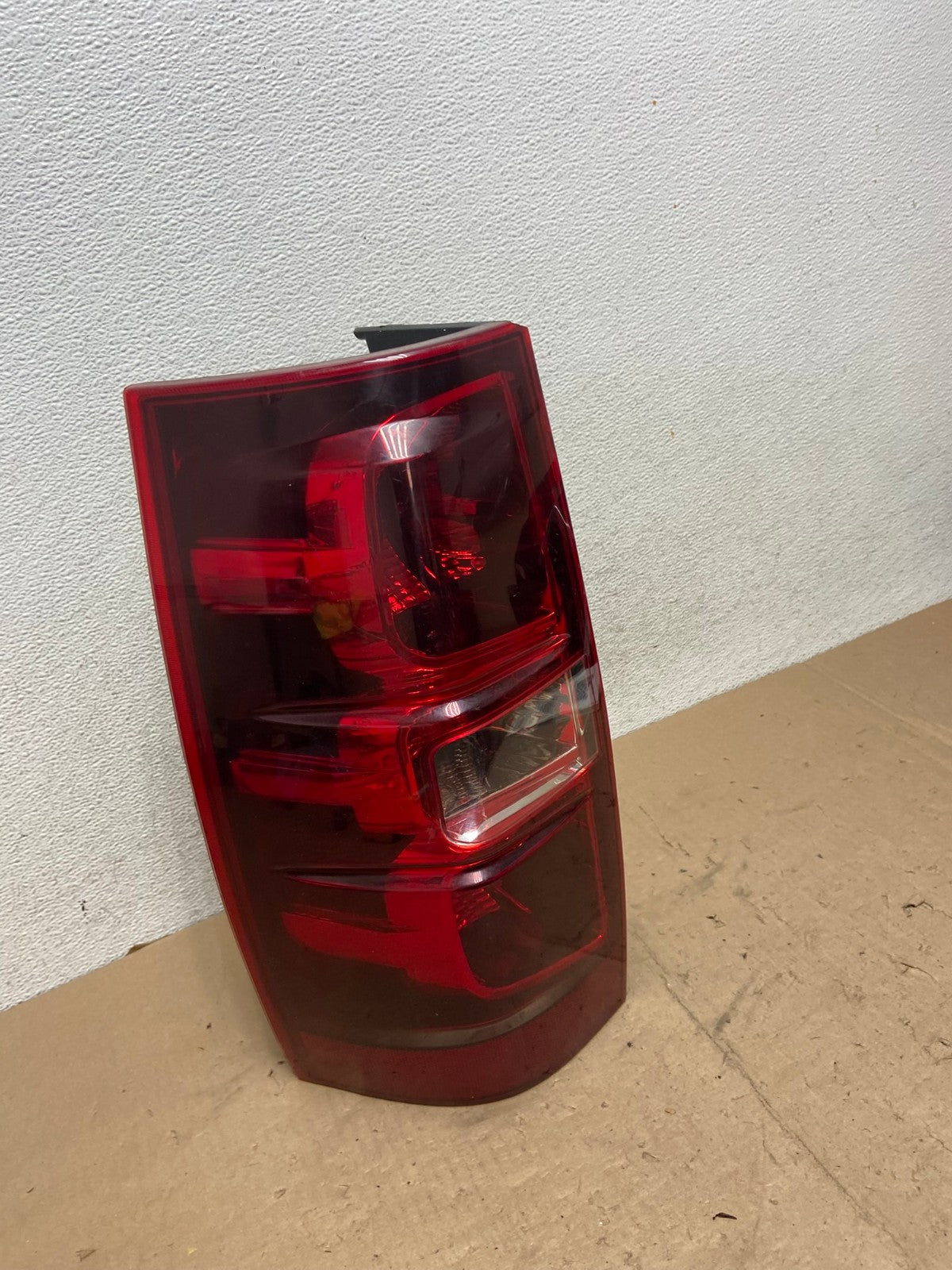 2008-2014 Chevrolet Tahoe Suburban Driver Lh Left Side Tail Light AG5586 LK2