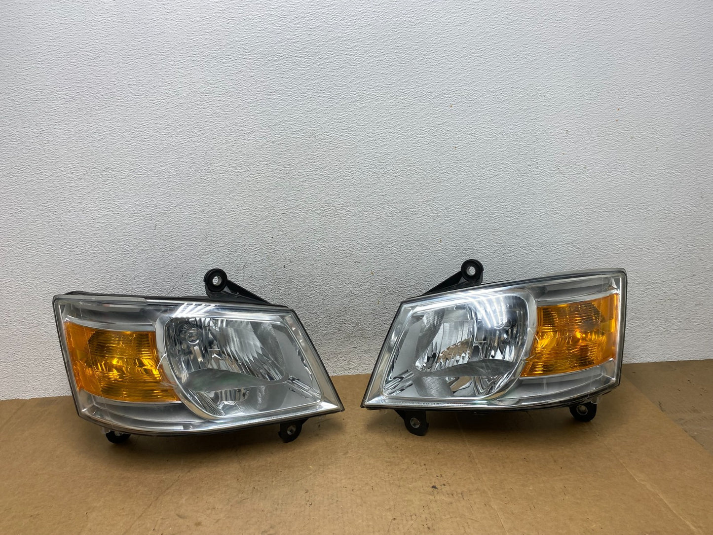 2008 to 2010 Dodge Caravan Left+Right Set Side Halogen Headlights AE3178 DW0
