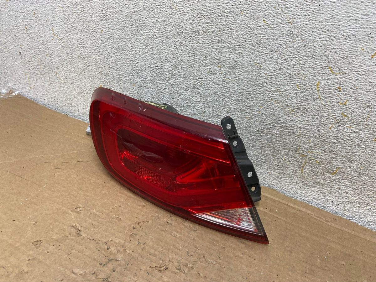 2015 2016 2017 Chrysler 200 Sedan Left Driver LH Side Tail Light AH9048 LK2