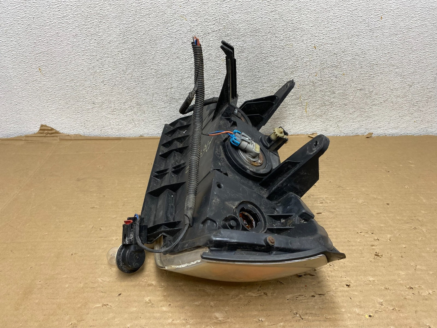 2006 to 2007 Saturn Vue Headlight Right Passenger Side Halogen AG9297 DW7