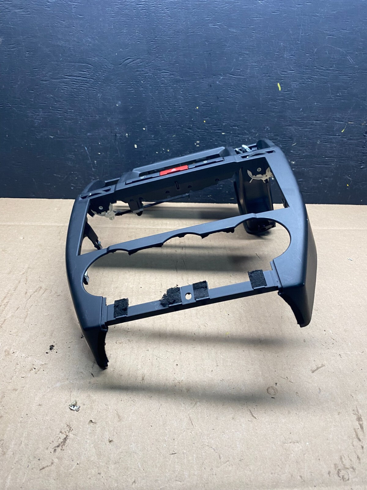 2008 to 2012 Land Rover LR2 OEM Center Dash Trim Bezel 6H52-014L09-AG O3643 DG1