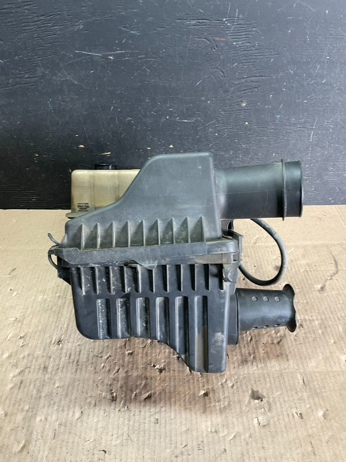2009 to 2010 Ford Expedition Air Intake Cleaner Box Coolant Bottle M8972 DG3