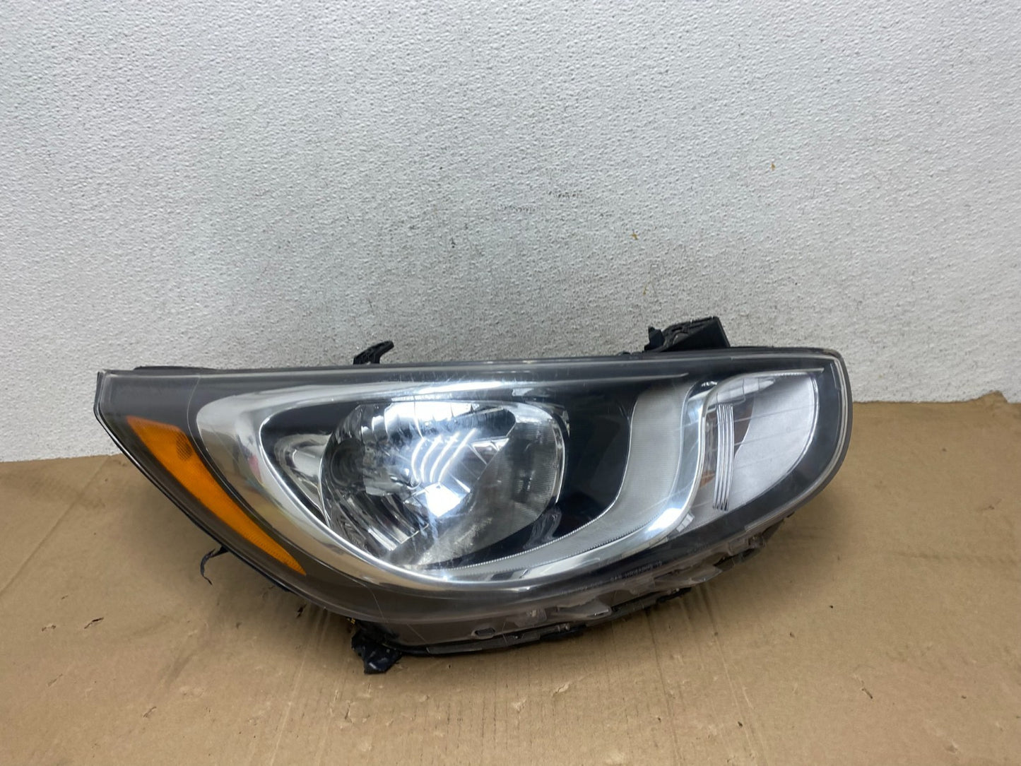 2013 to 2017 Hyundai Accent Right Passenger RH Side Headlight AE9125 DW0