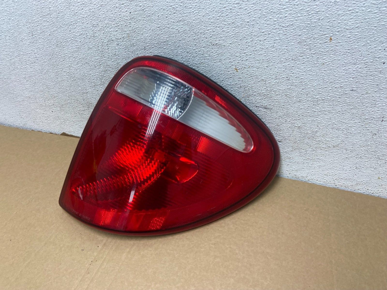 2004 - 2007 Dodge Grand Caravan Right Passenger Side Tail Light AF7271 DW1