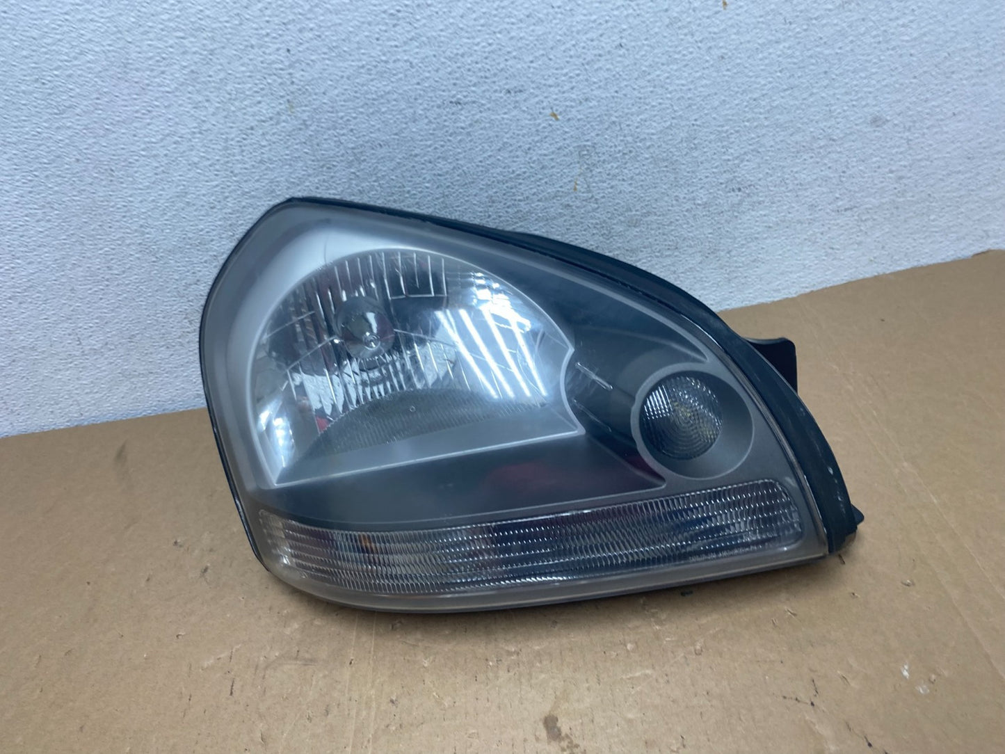2005 to 2008 Hyundai Tucson Right Passenger Side Headlight AD7941 DW0