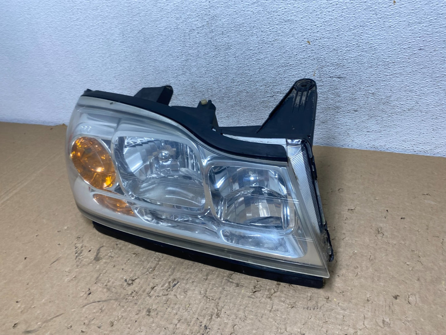 2006 to 2007 Saturn Vue Headlight Right Passenger Side Halogen AF8423 DW1