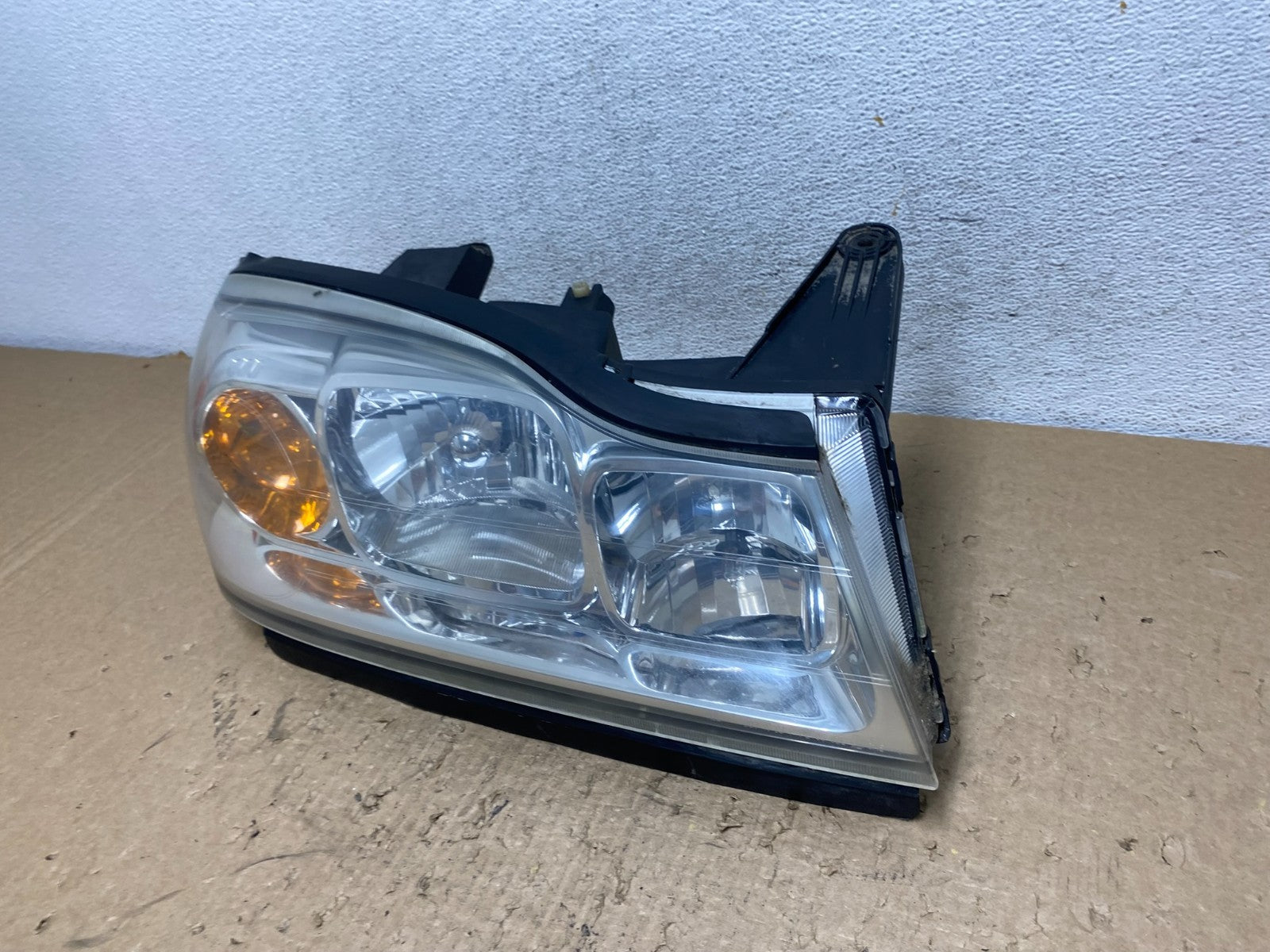 2006 to 2007 Saturn Vue Headlight Right Passenger Side Halogen AF8423 DW1