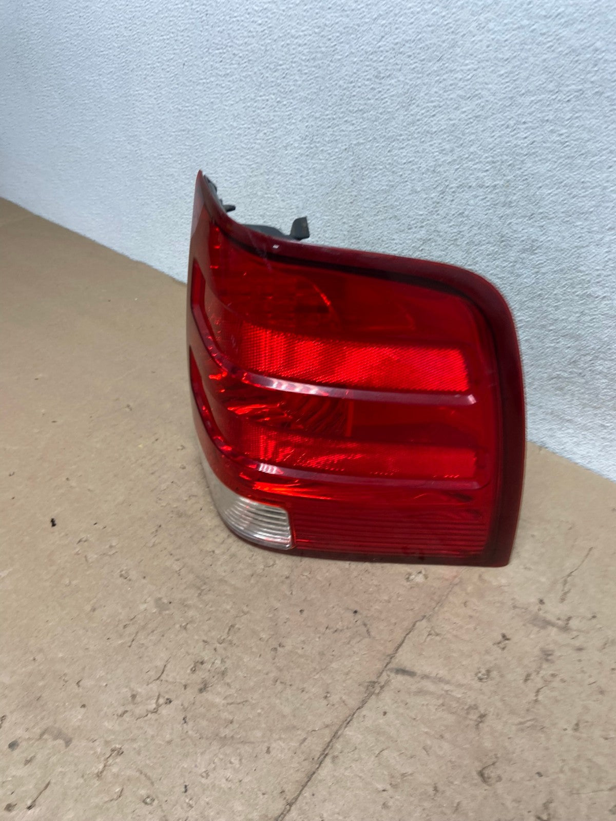 2003 2004 2005 2006 Ford Expedition Right Passenger Rh Tail light AG5694 LK1