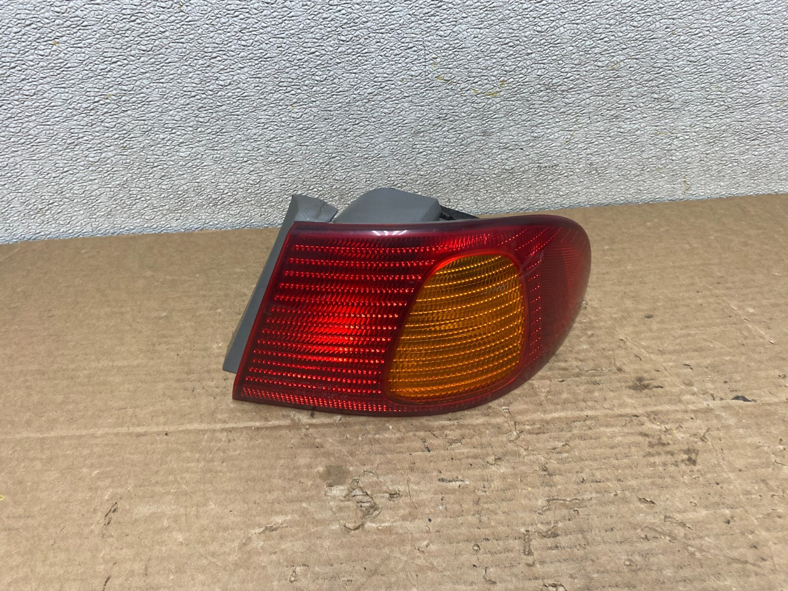 1998 1999 2000 Toyota Corolla Right Passenger Side Tail light OEM Z2746 DW0