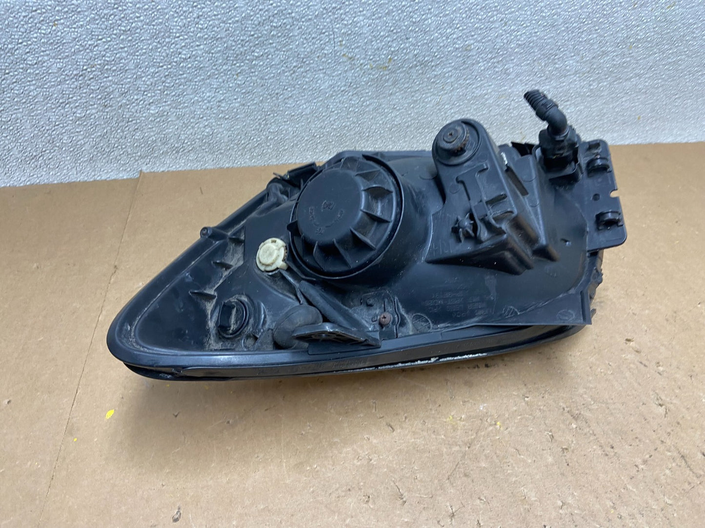 2005 to 2006 Kia Sportage Right Passenger RH Halogen Headlight OEM Z7608 DW6