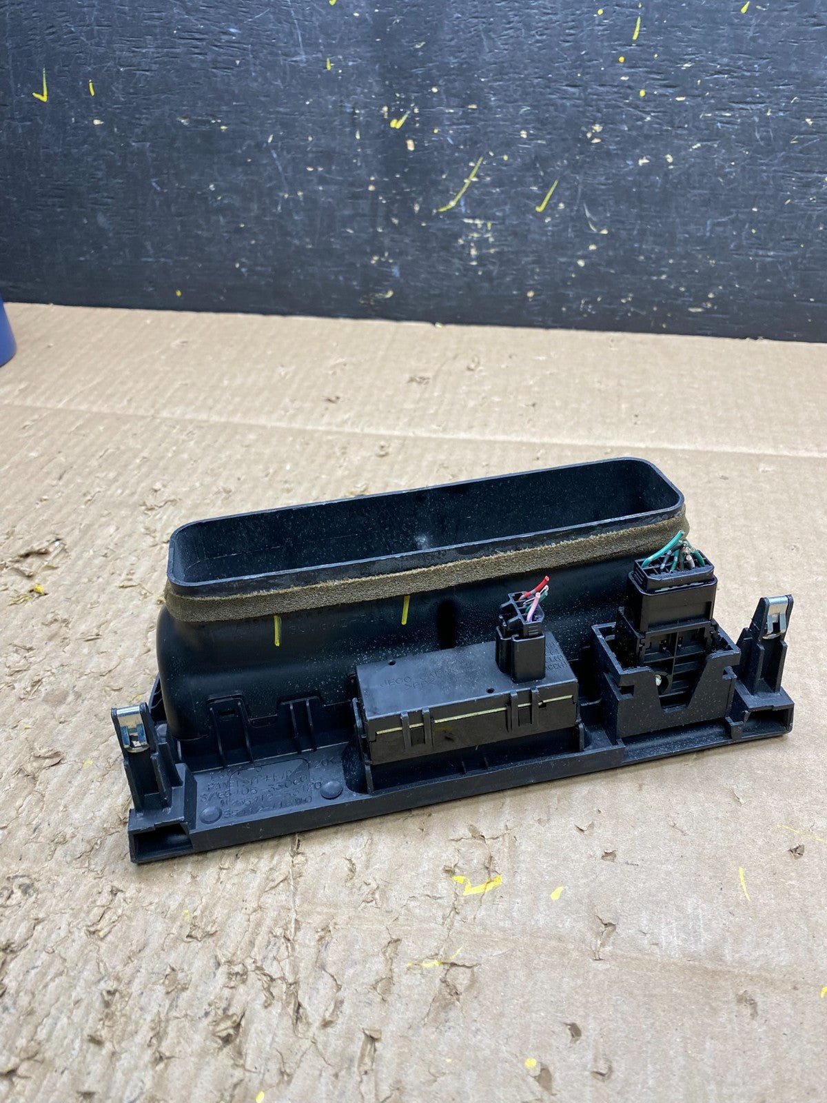 1997 to 2001 Lexus ES330 ES300 Front Center Side Air Vent V1713 DG5