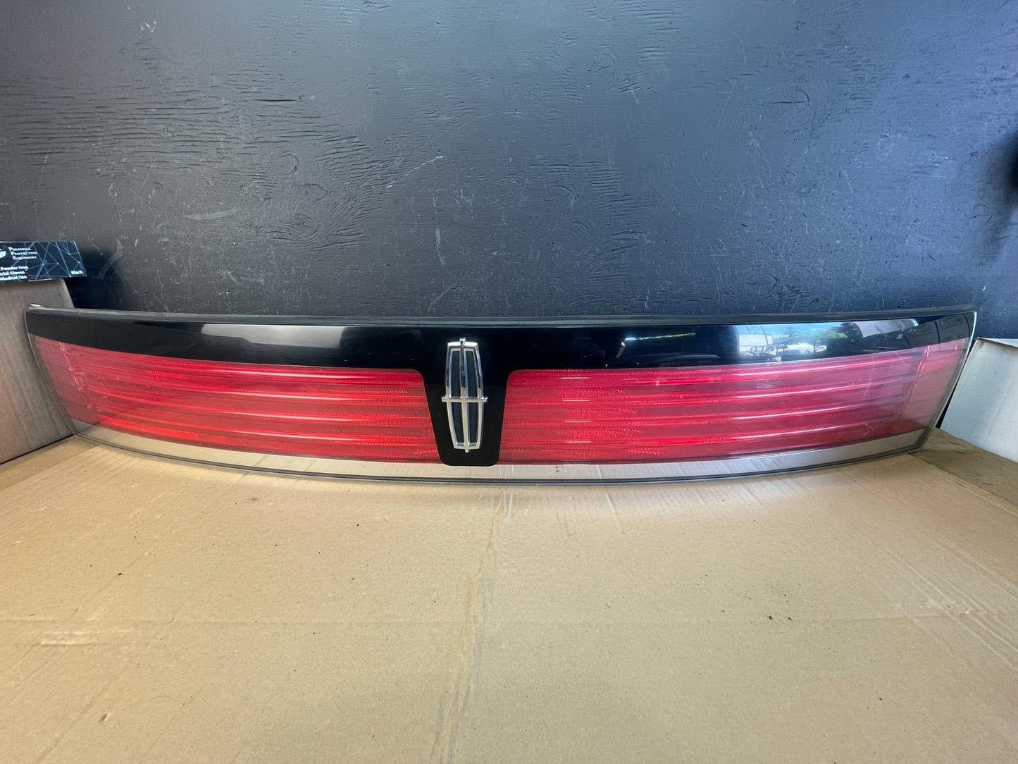 2007 to 2010 Lincoln MKX Center Tail Light Lamp Panel Trim ac9676 DG0