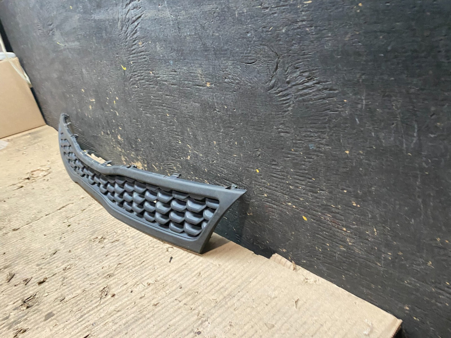 2016 to 2017 Kia Rio Front Grille Grill 863501W710 V6845 DG1