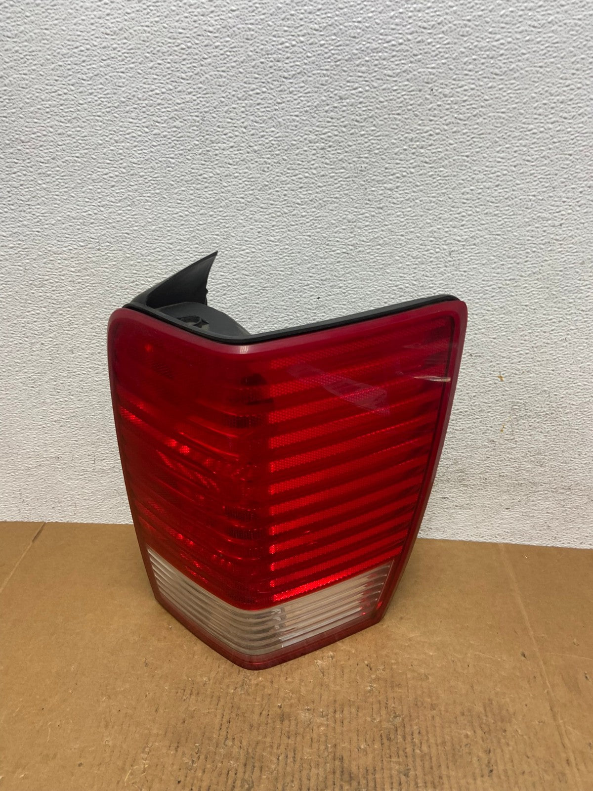 2007 2008 2009 Chrysler Aspen Tail Light Right Passenger Rh Side AE0320 LK0