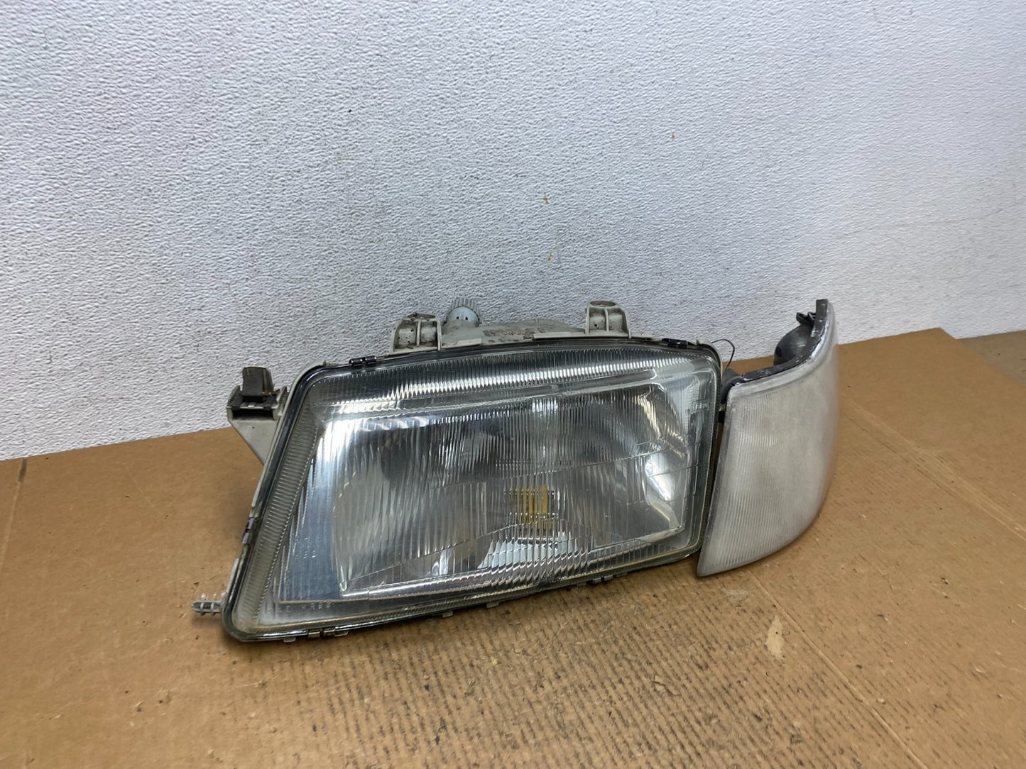 1999 to 2003 Saab 9-3 Front Left Driver LH Side Halogen Headlight AE1433 DW2