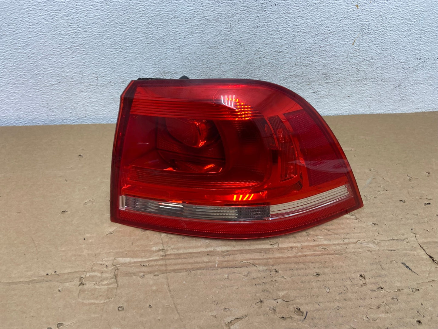 2011-2014 Volkswagen Touareg Right Passenger Side Rh Tail Light AD4124 LK0