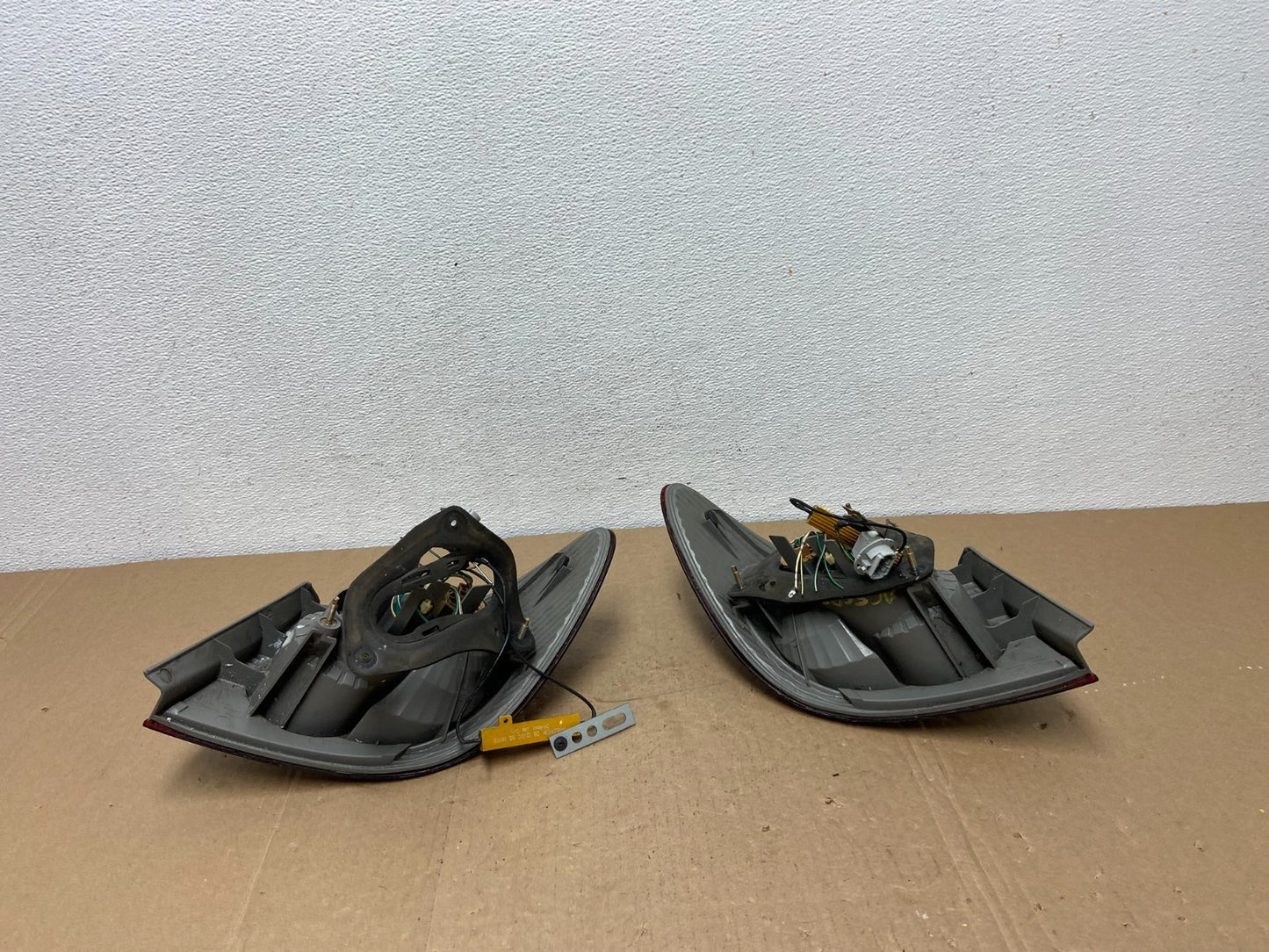 2003 to 2005 Toyota Corolla Left+Right Side Tail Lights AC5697 DW7