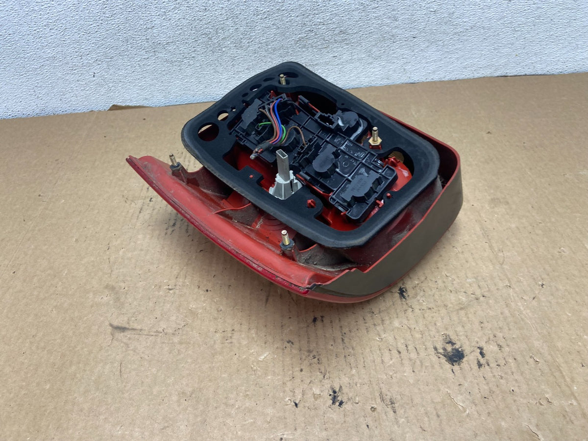 2000 to 2005 Volkswagen Passat B5 Wagon Left Driver Side Tail Light AG2097 DW5