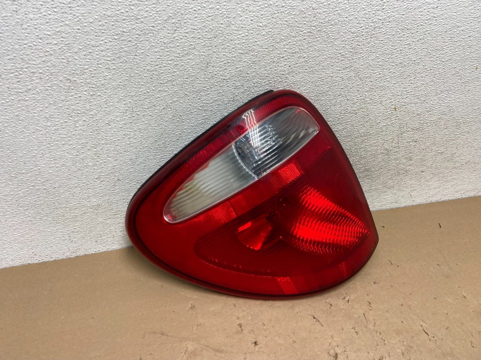 2004 to 2007 Dodge Grand Caravan Left Driver Lh Side Tail Light AG43932