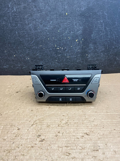 2017 - 2018 Hyundai Elantra Center Heater A/C AC Climate Control Panel AG8670 DG0