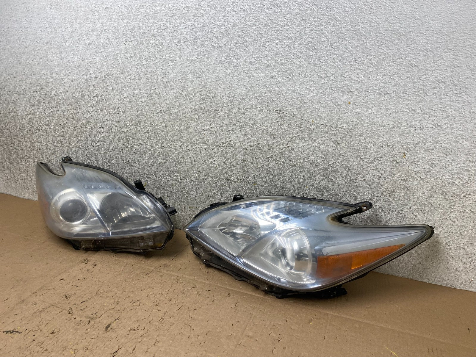 2010 - 2011 Toyota Prius Left+Right Blue Halogen Headlights OEM W2644 DW1