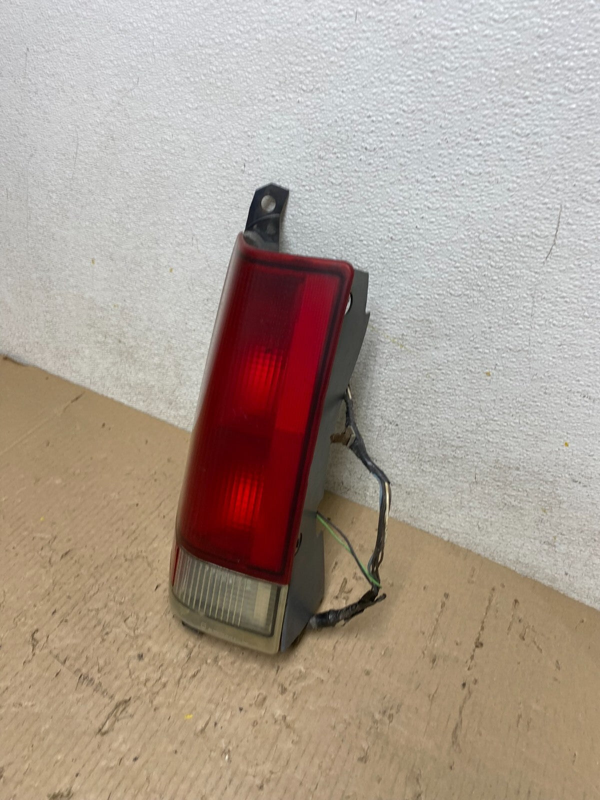 2000 to 2002 Chevrolet Express Left LH Side Tail Light Oem L6269 DW1