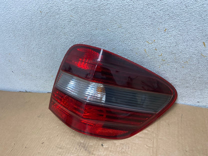 2009 to 2011 Mercedes ML350 ML-Class Right Passenger RH Tail Light AI7032 LK1