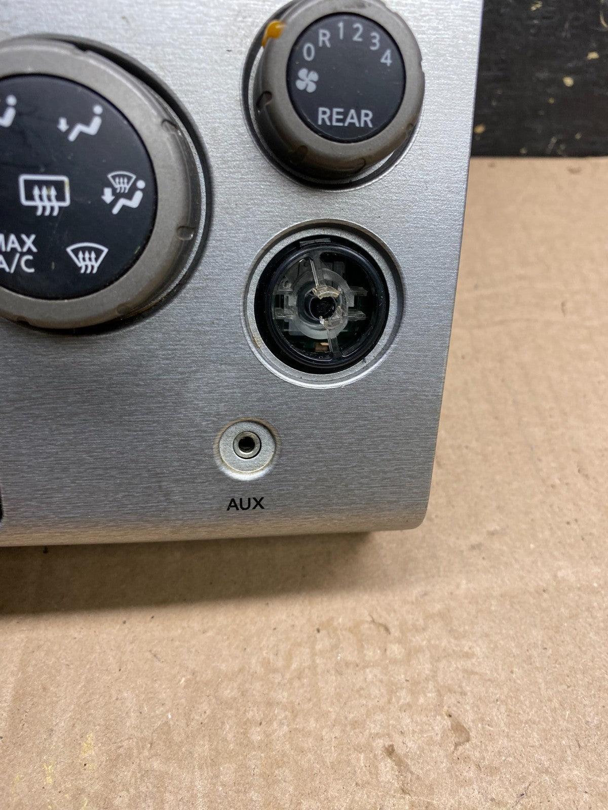 2004 to 2007 Nissan Armada Bose Radio CD Player A/C Climate Control OEM Z0032 DG2
