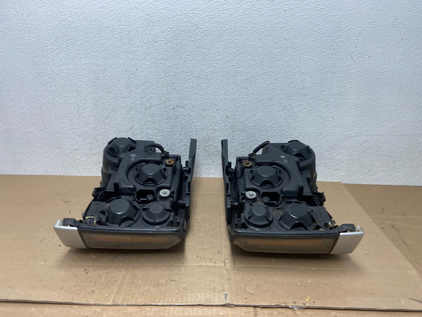 2003 - 2004 Land Rover Discovery Left+Right Set Halogen Headlights AE6028 DG12