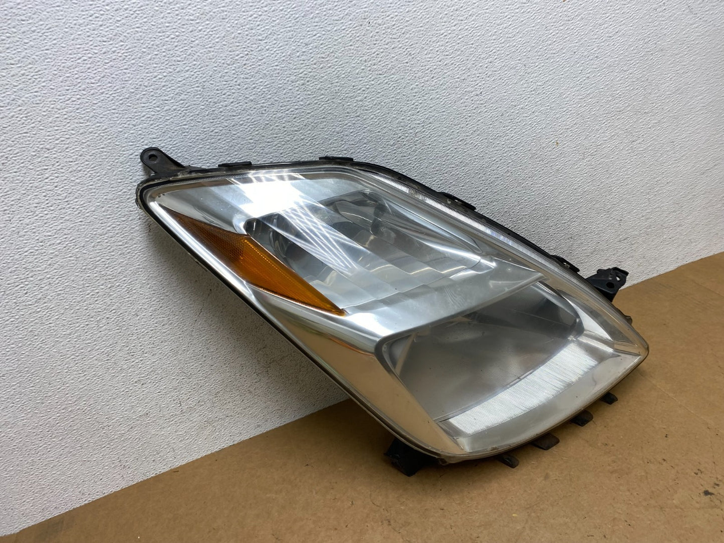2004-2005 Toyota Prius Right Passenger RH Halogen Headlight AE3182 DW2